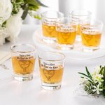 Personalisiertes „Take a Shot We Tied the Knot“ Schnapsglas mit Namen und Datum 2er Set Party Junggesellenabschied Hochzeit Geschenk für Gäste