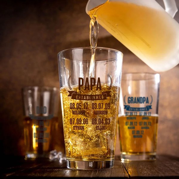 Personalisiertes „PAPA ESTABLISHED“ 473ml Bierglas mit 1-12 Namen Datum Vatertag Geburtstag für Papa Opa Ehemann