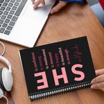 Gepersonaliseerde Self Care She Is Me Inspirerende Quotes A5 Spiraal Journal Notebook met naam 120 gelinieerde pagina's Verjaardag Affirmatie cadeau v