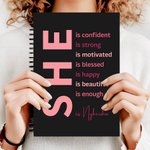 Gepersonaliseerde Self Care She Is Me Inspirerende Quotes A5 Spiraal Journal Notebook met naam 120 gelinieerde pagina's Verjaardag Affirmatie cadeau v