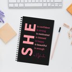 Gepersonaliseerde Self Care She Is Me Inspirerende Quotes A5 Spiraal Journal Notebook met naam 120 gelinieerde pagina's Verjaardag Affirmatie cadeau v