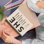 Gepersonaliseerde Self Care She Is Me Inspirerende Quotes A5 Spiraal Journal Notebook met naam 120 gelinieerde pagina's Verjaardag Affirmatie cadeau v