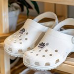 Étiquettes pour Chaussures Clog Personnalisées avec Nom en Impression 3D Set de 2 Décorations de Patte Cadeau Anniversaire pour Amoureux de Chien