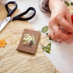 Personalizada Nacimiento Flor Cesta Ramo de madera magnética caja de agujas con nombre cumpleaños aniversario regalo para los amantes de la costura