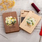 Personalizada Nacimiento Flor Cesta Ramo de madera magnética caja de agujas con nombre cumpleaños aniversario regalo para los amantes de la costura
