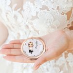 Personalisierte Cartoon-Charakter kompakte Tasche Make-up-Spiegel mit Geburt Blume und Name Geburtstag Brautjungfer Geschenk für Frauen Mädchen