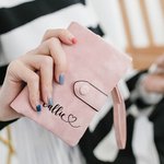 Henkilökohtainen nimi Heart Design Tri-Fold PU Nahka Rannekoru lompakko kortinhaltija syntymäpäivälahja naisille