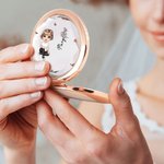 Personalisierte Cartoon-Charakter kompakte Tasche Make-up-Spiegel mit Geburt Blume und Name Geburtstag Brautjungfer Geschenk für Frauen Mädchen