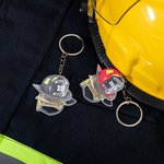 Porte-clés personnalisé en acrylique pour casque de pompier avec numéro de grade et nom Ornement de voiture amusant Cadeau d'anniversaire et de remerc