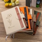 Cahier A5 en Cuir PU Personnalisé avec Nom et Fleur de Naissance Gravés Carnet avec Stylo en Bois Cadeau Anniversaire Noël pour Professeur Élève