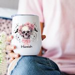 Gepersonaliseerde Roze Bloemen Schedelvleermuizen Veelkleurig 12oz Naam Wijn Tumbler met Deksel en Rietje Halloween Cadeau voor Vrouwen Schedelliefheb