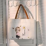 Sac en Toile Personnalisé avec Personnage Cartoon Nom Fleur de Naissance Grande Capacité Essentiel de Voyage Cadeau Anniversaire Noël pour Femme Fille