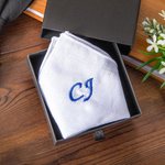 Fazzoletto di lino ricamato personalizzato con monogramma arrotolato a mano con scatola Regalo di nozze di Natale per uomini fidanzati sposi