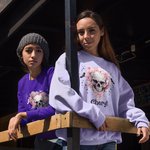 Sweatshirt à capuche avec nom Sweatshirt à capuche avec tête de mort rose multicolore personnalisé Cadeau d'Halloween pour femmes