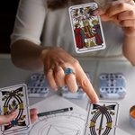 Personalizado gótico cráneo mano anillo de piedra de nacimiento con nombre grabado minimalista joyería de Halloween regalo de cumpleaños para las mujeres