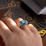 Personalizado gótico cráneo mano anillo de piedra de nacimiento con nombre grabado minimalista joyería de Halloween regalo de cumpleaños para las mujeres