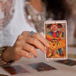 Personalizado gótico cráneo mano anillo de piedra de nacimiento con nombre grabado minimalista joyería de Halloween regalo de cumpleaños para las mujeres