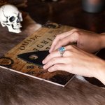 Personalizado gótico cráneo mano anillo de piedra de nacimiento con nombre grabado minimalista joyería de Halloween regalo de cumpleaños para las mujeres