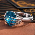 Personalizado gótico cráneo mano anillo de piedra de nacimiento con nombre grabado minimalista joyería de Halloween regalo de cumpleaños para las mujeres