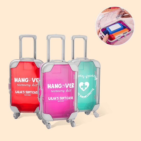 Kit per il recupero dei postumi da sbornia con nome per addio al nubilato, personalizzato con design a valigia.
