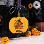Etiqueta de madera para cesta de Halloween personalizada con personaje de dibujos animados calabaza e inicial Espeluznante Temporada Truco o Trato Reg