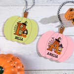 Etiqueta de madera para cesta de Halloween personalizada con personaje de dibujos animados calabaza e inicial Espeluznante Temporada Truco o Trato Reg