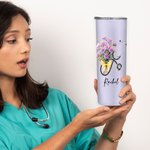 Personalizzato stetoscopio nascita bouquet di fiori nome 20 oz Skinny Tumbler con cannuccia Apprezzamento regalo di laurea per infermiere medico perso