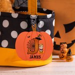 Etiqueta de madera para cesta de Halloween personalizada con personaje de dibujos animados calabaza e inicial Espeluznante Temporada Truco o Trato Reg