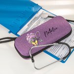 Custodia per stetoscopio personalizzata con bouquet di fiori di nascita, tasche a rete e nome Regalo di apprezzamento per infermieri, medici e persona
