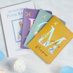 Personalisierte PU Leder Peter Rabbit Muster Reisepasshülle mit Namen und Initialen Geburtstag Ostern Geschenk für Kinder Reisen Liebhaber