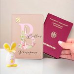 Personalisierte PU Leder Peter Rabbit Muster Reisepasshülle mit Namen und Initialen Geburtstag Ostern Geschenk für Kinder Reisen Liebhaber