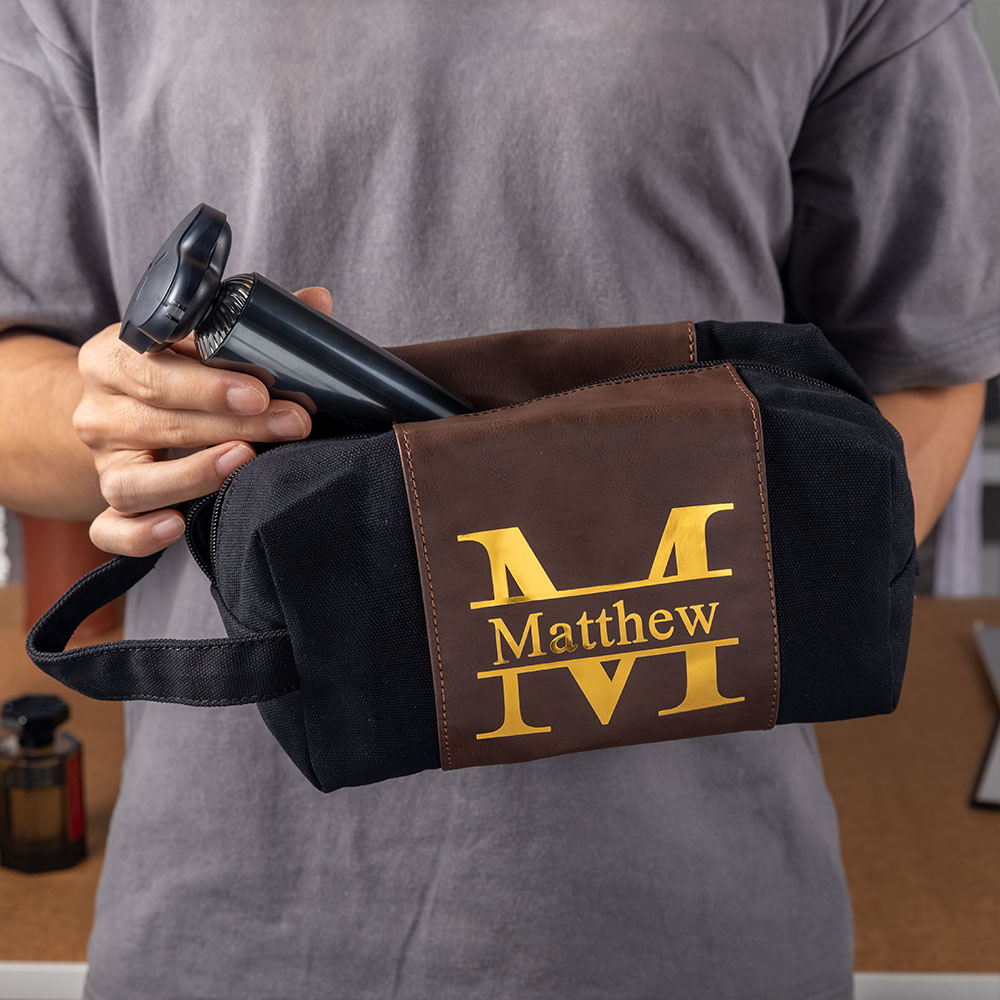 Trousse de Toilette en Cuir Personnalisée avec Nom Initiale ou Texte Accessoire de Voyage avec Poignée Cadeau Noël Anniversaire pour Hommes