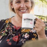 Tazza da caffè in ceramica da 11 oz personalizzata con nome e anno Regalo di addio al pensionamento divertente per il collega in pensione