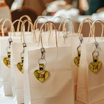 Porte-clés Softball Baseball brodé à la main avec mousqueton et crochet Accessoires de sac Cadeau d'anniversaire pour les amoureux du sport