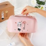 Gepersonaliseerde Cartoon Karakter Geboorte Bloem Lederen Wijd Open Make-up tas met Naam Draagbare Reis Accessoires Verjaardagscadeau voor Vrouwen Meisjes