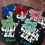 Personnalisé In My Cheer Era Glitter Bow Basswood Pin Holder Wall Hanging with Name Team Accessory Gift for Cheerleader Coach