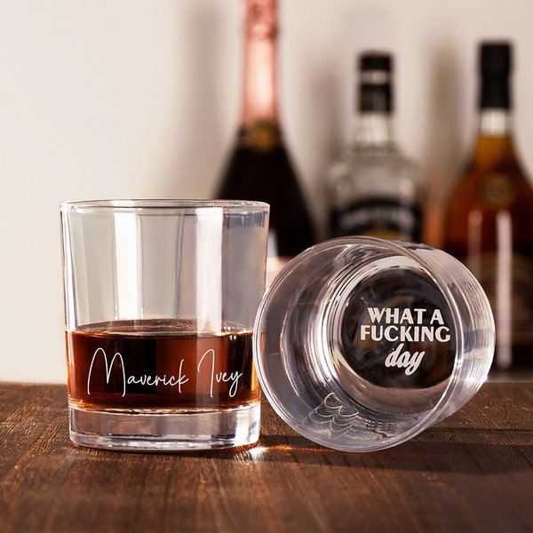 Personalisierte What A Fucking Day Old Fashioned Whiskey Rocks Glas mit eingraviertem Text lustig Geburtstag Vatertag Ruhestand Geschenk für Männer