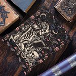 Funda para libros personalizada con diseño de esqueleto gótico y flores protector con nombre regalo de Halloween y Navidad para amantes de la lectura