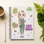 Gepersonaliseerd Cartoon Karakter Dagelijks Affirmaties 120 Pagina's A5 gelinieerd spiraal notitieboek met naam Waardering Inspirerend Geschenk voor V