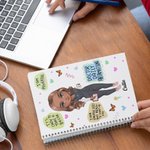 Gepersonaliseerd Cartoon Karakter Dagelijks Affirmaties 120 Pagina's A5 gelinieerd spiraal notitieboek met naam Waardering Inspirerend Geschenk voor V