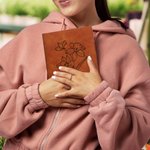 Carnet en Cuir Personnalisé avec Fleur de Naissance et Nom Cadeau Noël Anniversaire pour Familles et Amis