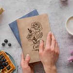 Carnet en Cuir Personnalisé avec Fleur de Naissance et Nom Cadeau Noël Anniversaire pour Familles et Amis