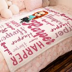 Couverture Polaire Sherpa Personnalisée avec Personnage et Nom Multicolore en Police Diverse Cadeau Anniversaire pour Enfant Famille