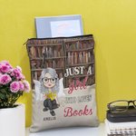 Personalisierte weibliche Cartoon-Charakter Name Buch Hülse Buch Schutzhülle mit Reißverschluss und Fronttasche Geburtstag Weihnachtsgeschenk für Frau