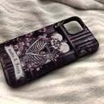 Coque iPhone en TPU Personnalisée avec Nom Motif de Fleurs ou Squelette Cadeau Anniversaire pour Amateurs de Gothique