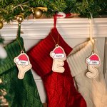 Personalisierte hölzerne Weihnachtsmütze Brief Ornament mit Namen und Gold Seil Weihnachtsgeschenk für Freund Familie