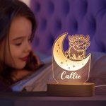 Gepersonaliseerd Schattig Hoogland Koe met Maan Acryl LED Nachtlampje met Houten Voet Home Decor Baby Shower Gift voor Jongens Meisjes