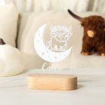 Gepersonaliseerd Schattig Hoogland Koe met Maan Acryl LED Nachtlampje met Houten Voet Home Decor Baby Shower Gift voor Jongens Meisjes