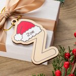 Personalisierte hölzerne Weihnachtsmütze Brief Ornament mit Namen und Gold Seil Weihnachtsgeschenk für Freund Familie