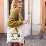 Borsa di tela personalizzata con nome e iniziale con bouquet di fiori di nascita personaggio in stile animato riutilizzabile grande regalo per donne
